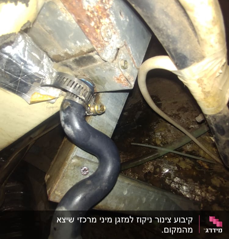 צינור מחובר עם חבק מתכת וסרט דבק